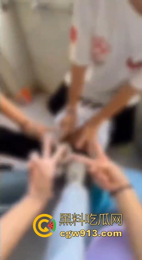 广西霸棱石桥中学霸凌事件曝光!八年纪多名女学生因琐事霸凌殴打一名小女生,这群人真他妈的不是人!