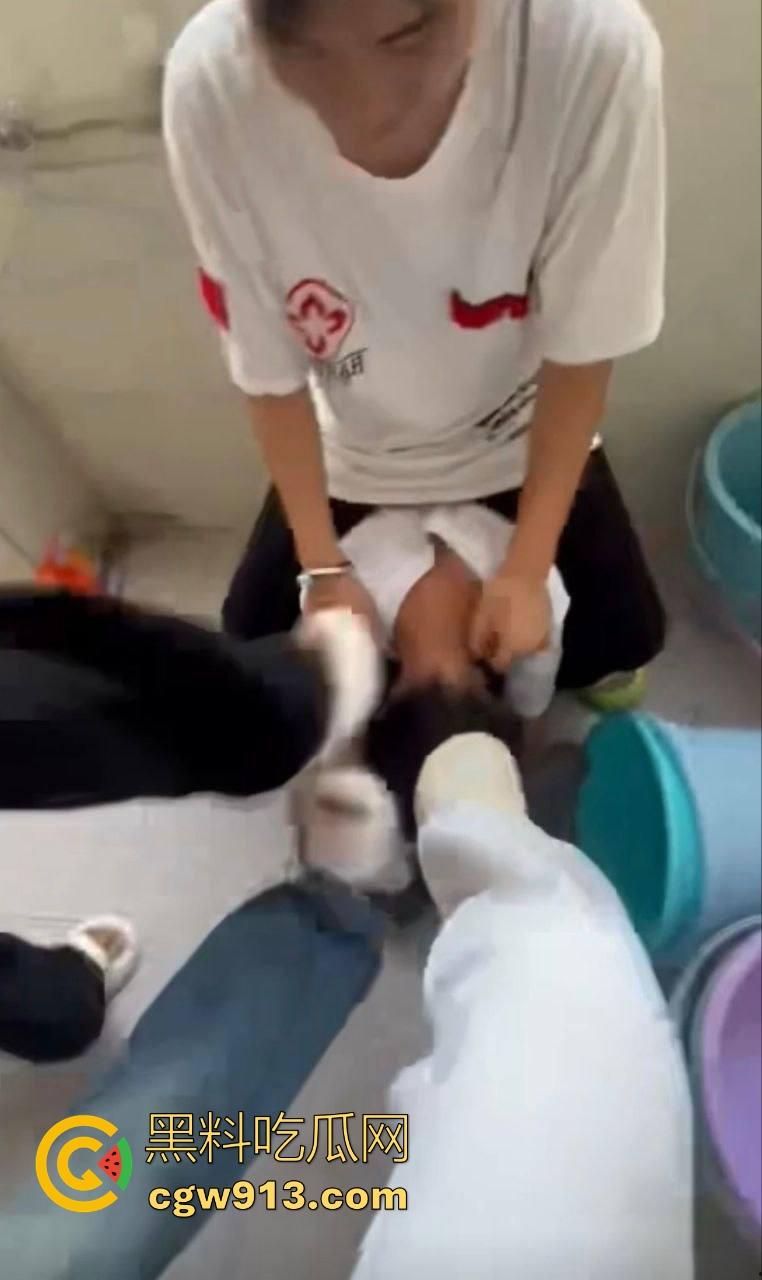 广西霸棱石桥中学霸凌事件曝光!八年纪多名女学生因琐事霸凌殴打一名小女生,这群人真他妈的不是人!