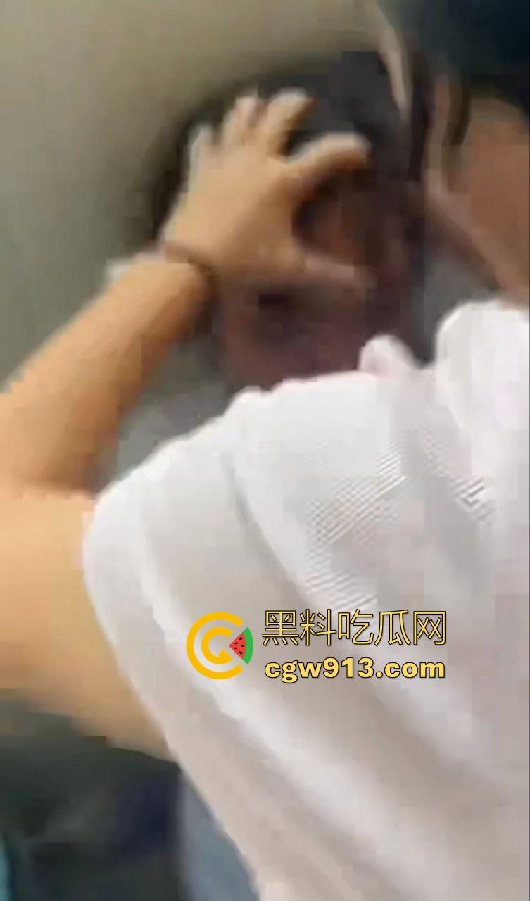 广西霸棱石桥中学霸凌事件曝光!八年纪多名女学生因琐事霸凌殴打一名小女生,这群人真他妈的不是人!