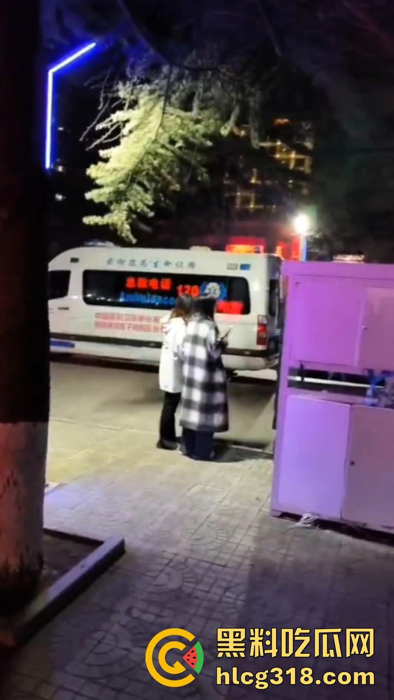 高校骚逼疯狂交配,意外怀孕找不到爹,竟在偷偷在厕所产子,大一新生玩的这么开放么?