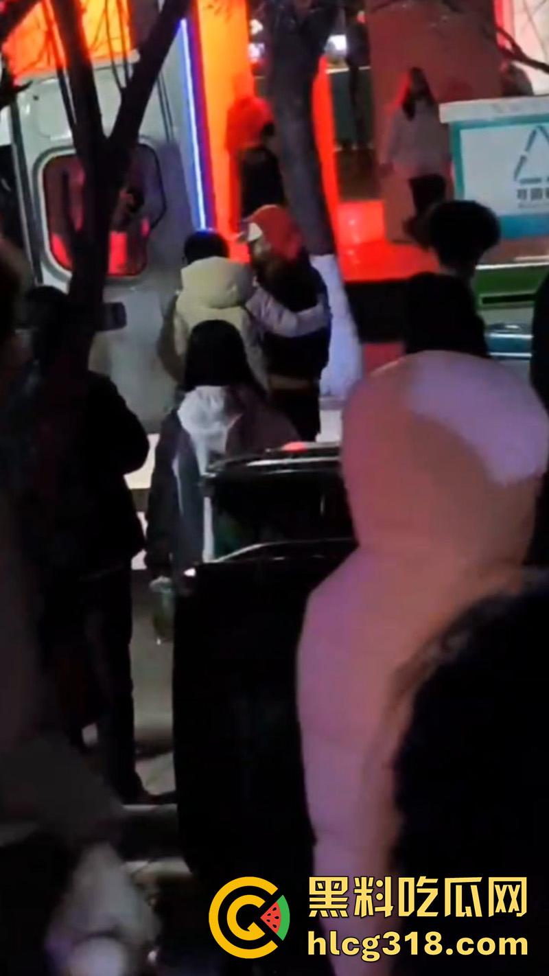 高校骚逼疯狂交配,意外怀孕找不到爹,竟在偷偷在厕所产子,大一新生玩的这么开放么?