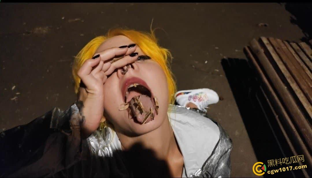 重口预警！欧美黄发妹子【ForestWhore】调教视频泄密，户外吃垃圾舔食地上瓜子壳，还拿泥巴涂逼逼！