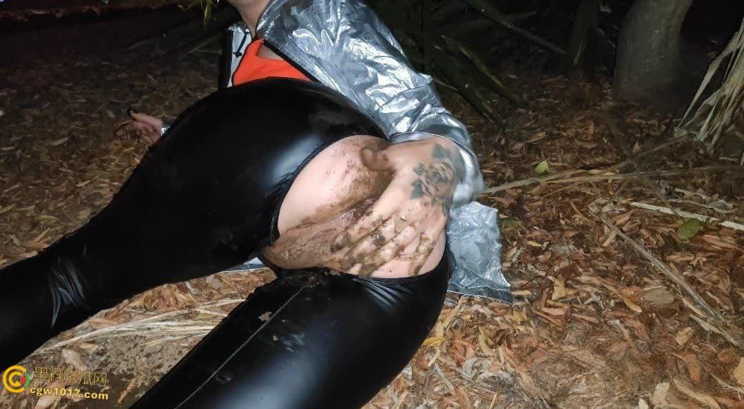 重口预警!欧美黄发妹子【ForestWhore】调教视频泄密,户外吃垃圾舔食地上瓜子壳,还拿泥巴涂逼逼!