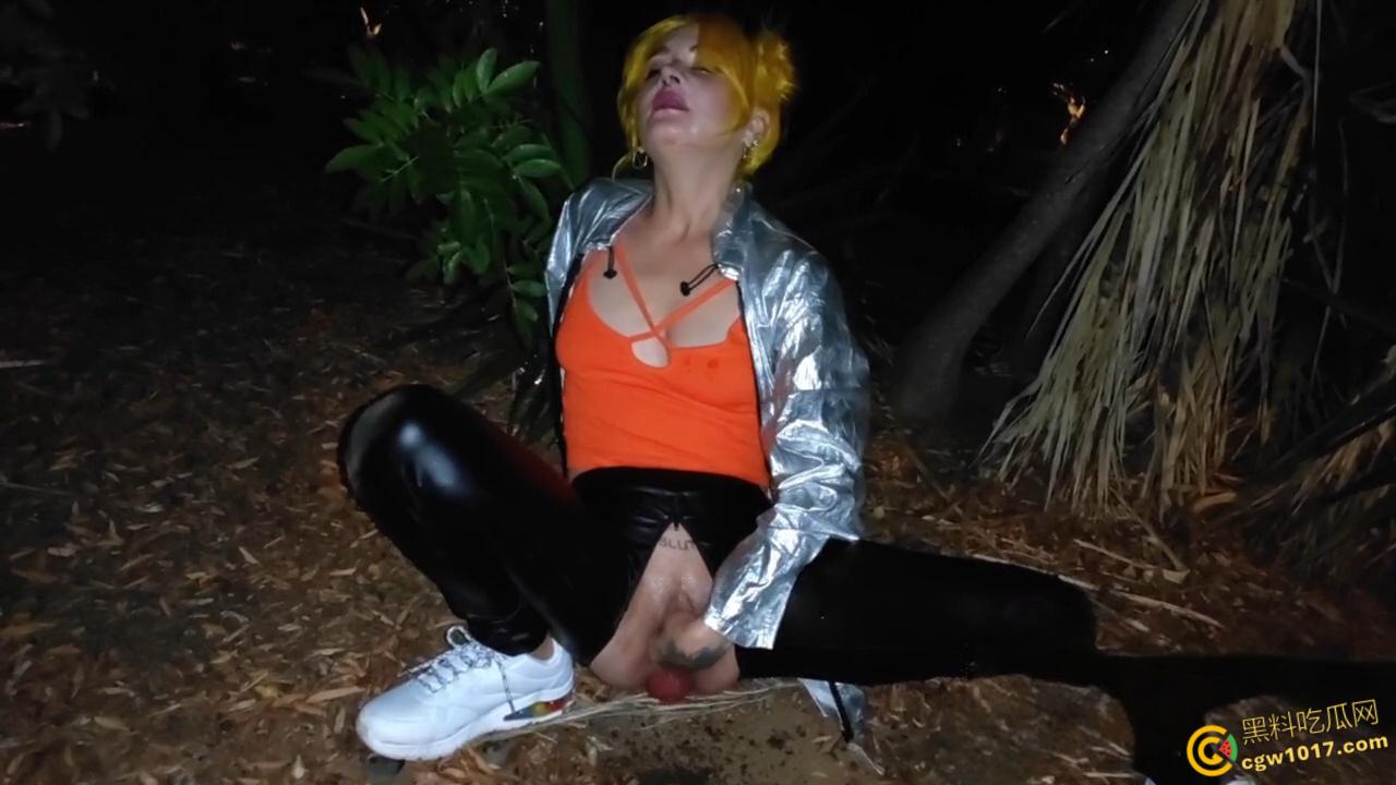 重口预警!欧美黄发妹子【ForestWhore】调教视频泄密,户外吃垃圾舔食地上瓜子壳,还拿泥巴涂逼逼!