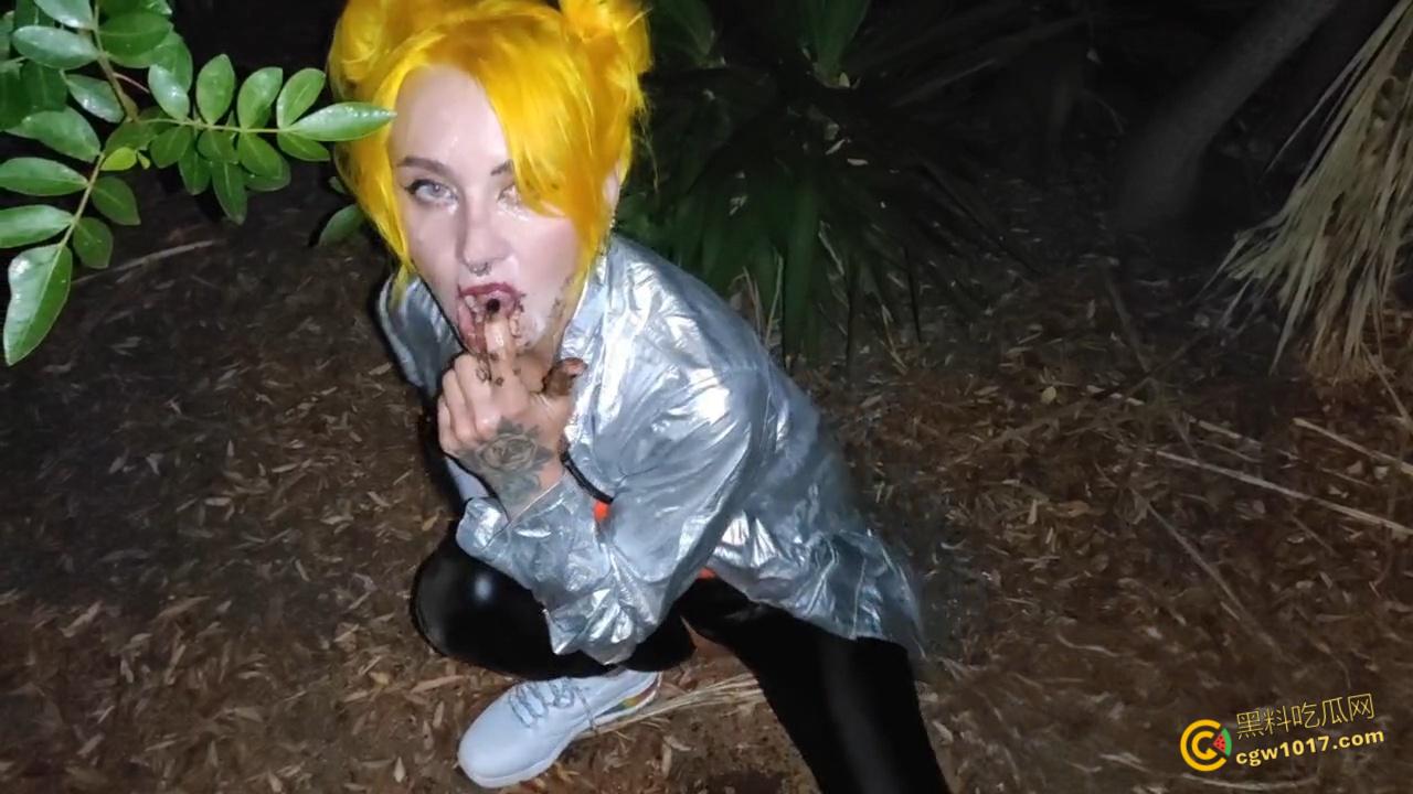 重口预警!欧美黄发妹子【ForestWhore】调教视频泄密,户外吃垃圾舔食地上瓜子壳,还拿泥巴涂逼逼!