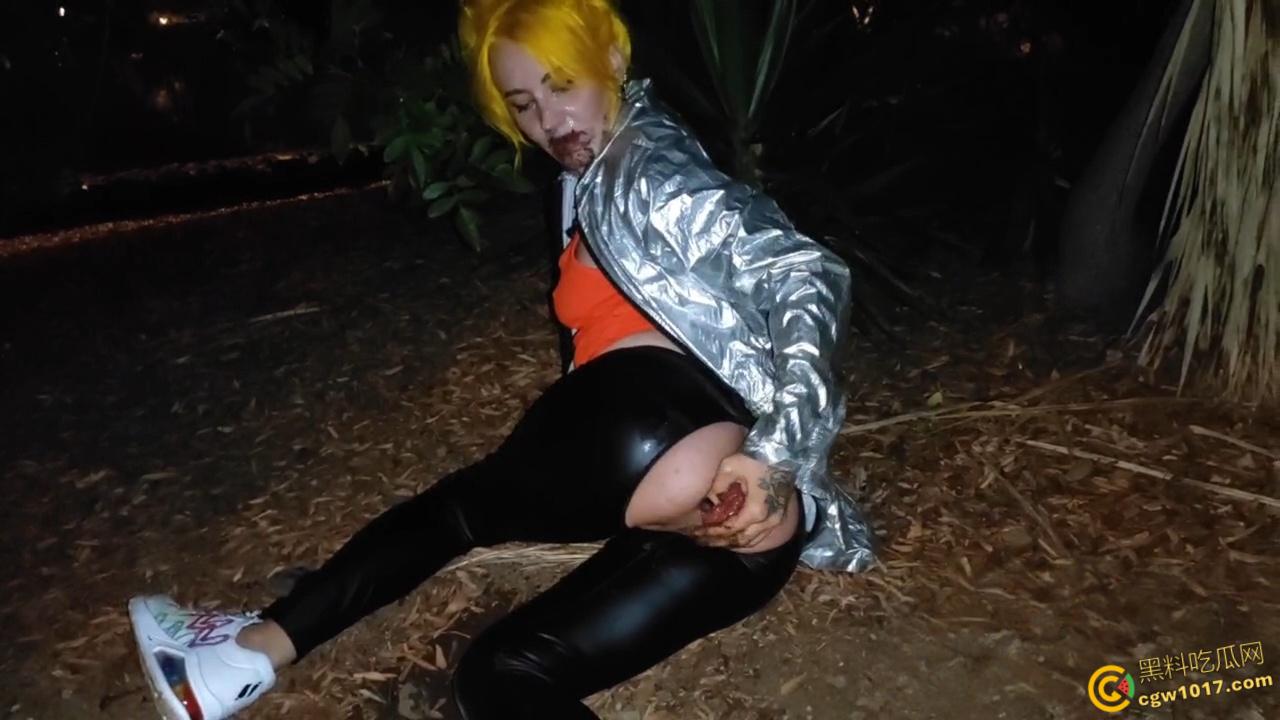 重口预警!欧美黄发妹子【ForestWhore】调教视频泄密,户外吃垃圾舔食地上瓜子壳,还拿泥巴涂逼逼!