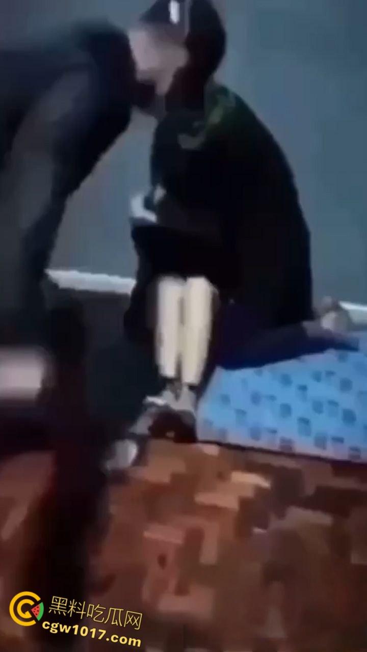 缅北电诈集团大量虐待女猪仔,四大家族之一魏家简直不把人当人,电击虐逼,拖鞋拍胸,虐待调教惨绝人寰!