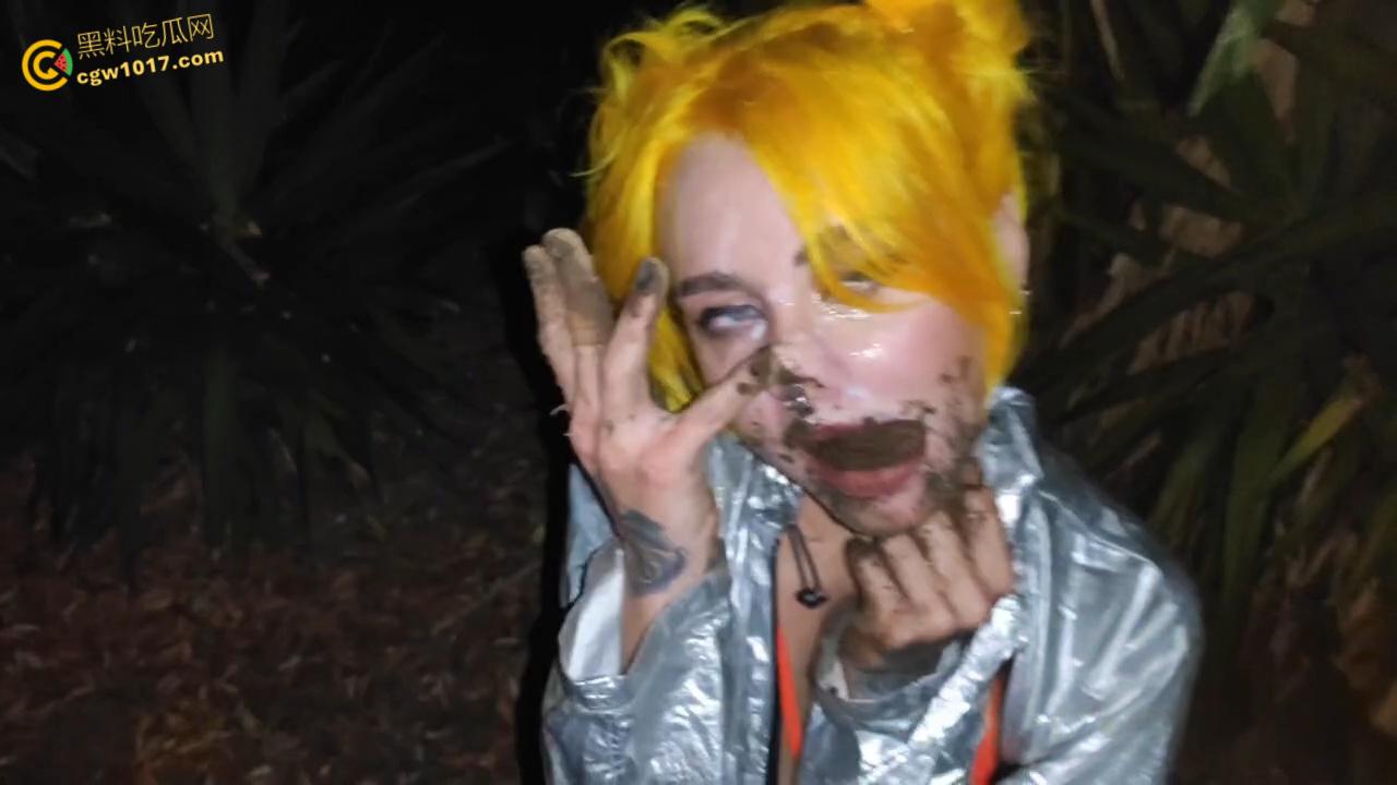 重口预警!欧美黄发妹子【ForestWhore】调教视频泄密,户外吃垃圾舔食地上瓜子壳,还拿泥巴涂逼逼!