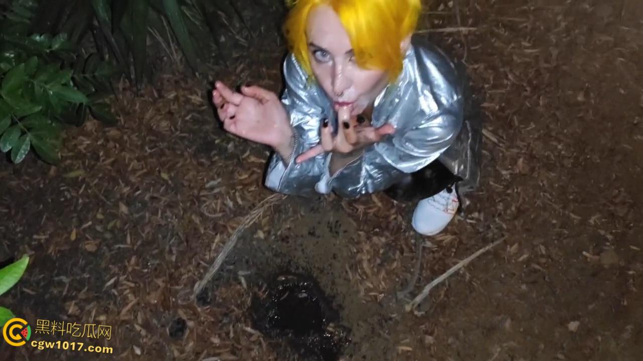 重口预警!欧美黄发妹子【ForestWhore】调教视频泄密,户外吃垃圾舔食地上瓜子壳,还拿泥巴涂逼逼!