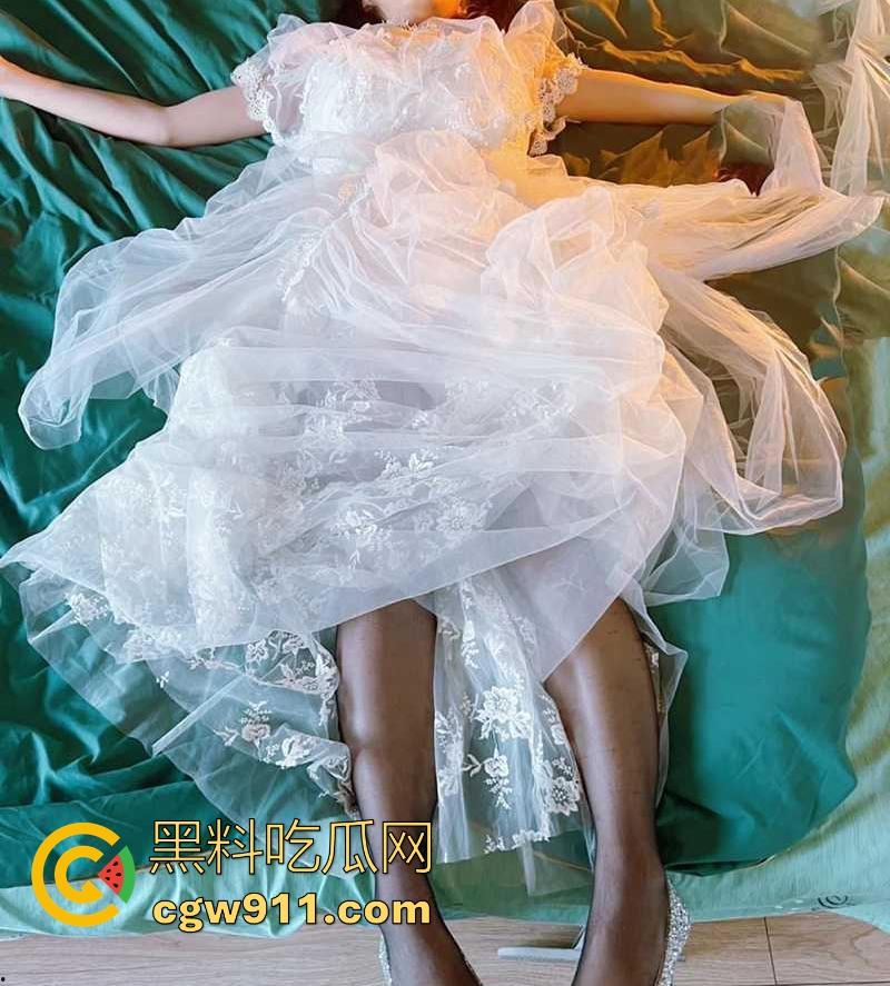 海角乱伦!极品妹妹性感婚纱下竟隐藏着母狗属性,被哥哥拴狗链按头口交场面淫荡不堪!