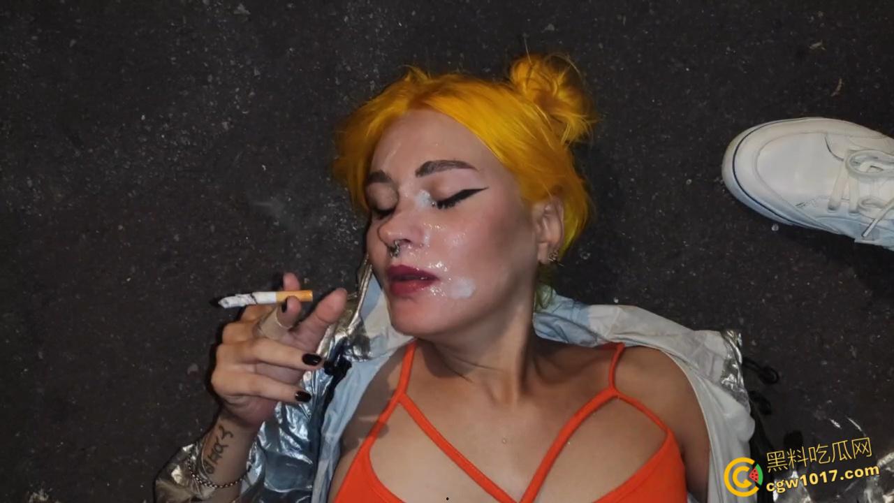 重口预警!欧美黄发妹子【ForestWhore】调教视频泄密,户外吃垃圾舔食地上瓜子壳,还拿泥巴涂逼逼!