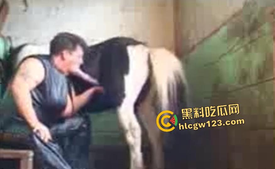 老奶奶吸吮大马鸡巴射精,双手拿着鸡巴像一把枪一样捅进嘴里,精子一股草味!