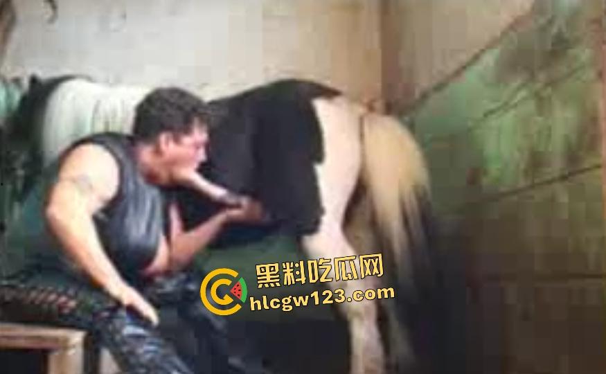 老奶奶吸吮大马鸡巴射精,双手拿着鸡巴像一把枪一样捅进嘴里,精子一股草味!