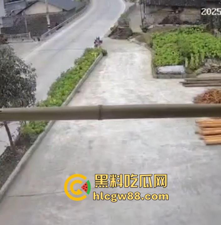 没煮你饭啊！你怎么就怎么就这么自来熟呀？飞车党直飞大爷家 坐等开饭 只见其车不见其人。
