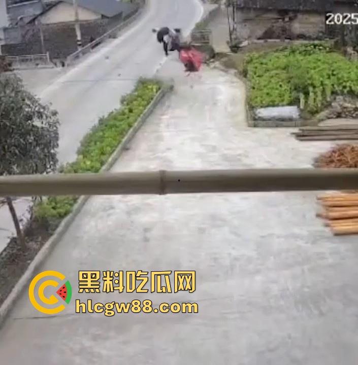 没煮你饭啊!你怎么就怎么就这么自来熟呀?飞车党直飞大爷家 坐等开饭 只见其车不见其人。