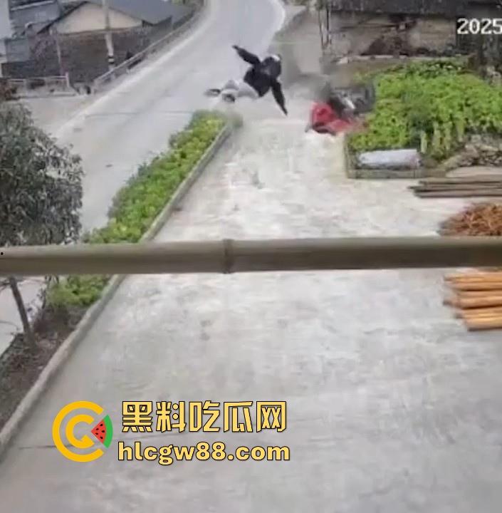 没煮你饭啊!你怎么就怎么就这么自来熟呀?飞车党直飞大爷家 坐等开饭 只见其车不见其人。