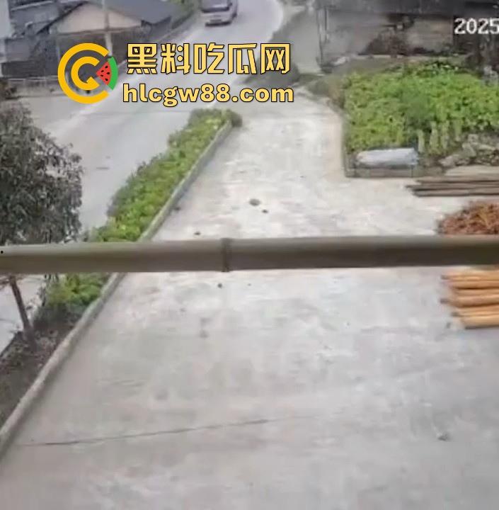 没煮你饭啊!你怎么就怎么就这么自来熟呀?飞车党直飞大爷家 坐等开饭 只见其车不见其人。