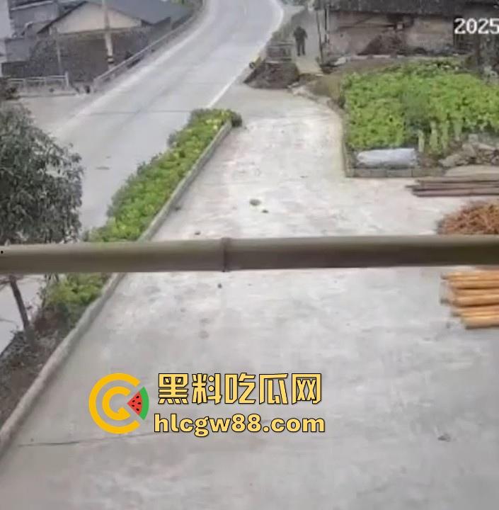 没煮你饭啊!你怎么就怎么就这么自来熟呀?飞车党直飞大爷家 坐等开饭 只见其车不见其人。
