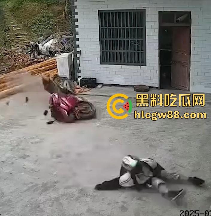 没煮你饭啊!你怎么就怎么就这么自来熟呀?飞车党直飞大爷家 坐等开饭 只见其车不见其人。