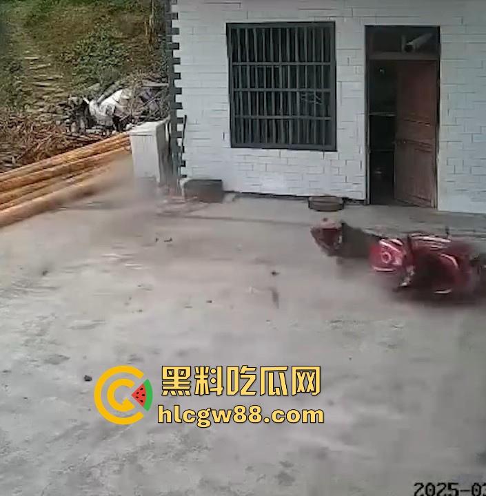 没煮你饭啊!你怎么就怎么就这么自来熟呀?飞车党直飞大爷家 坐等开饭 只见其车不见其人。