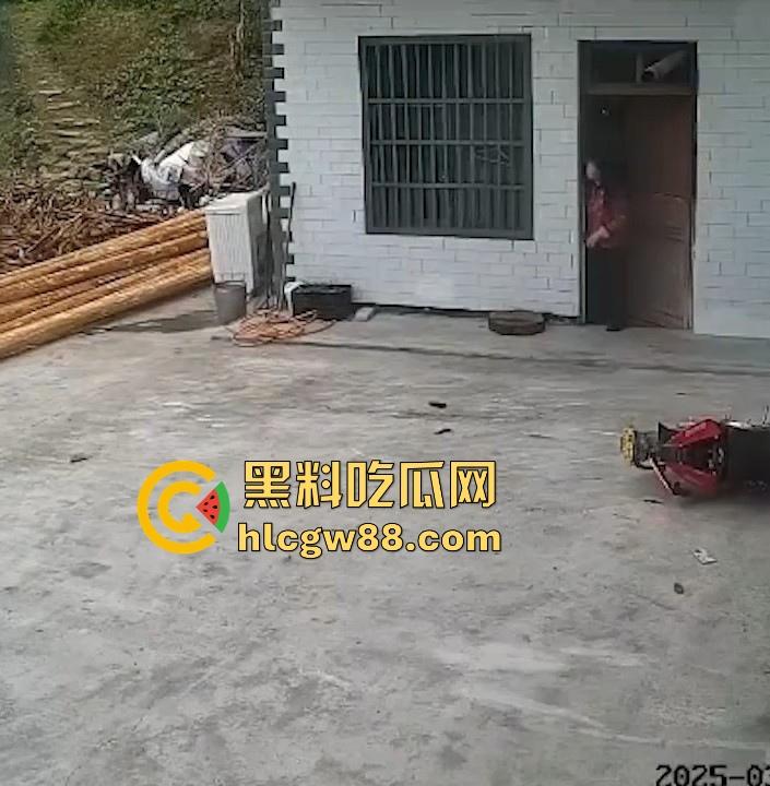 没煮你饭啊!你怎么就怎么就这么自来熟呀?飞车党直飞大爷家 坐等开饭 只见其车不见其人。