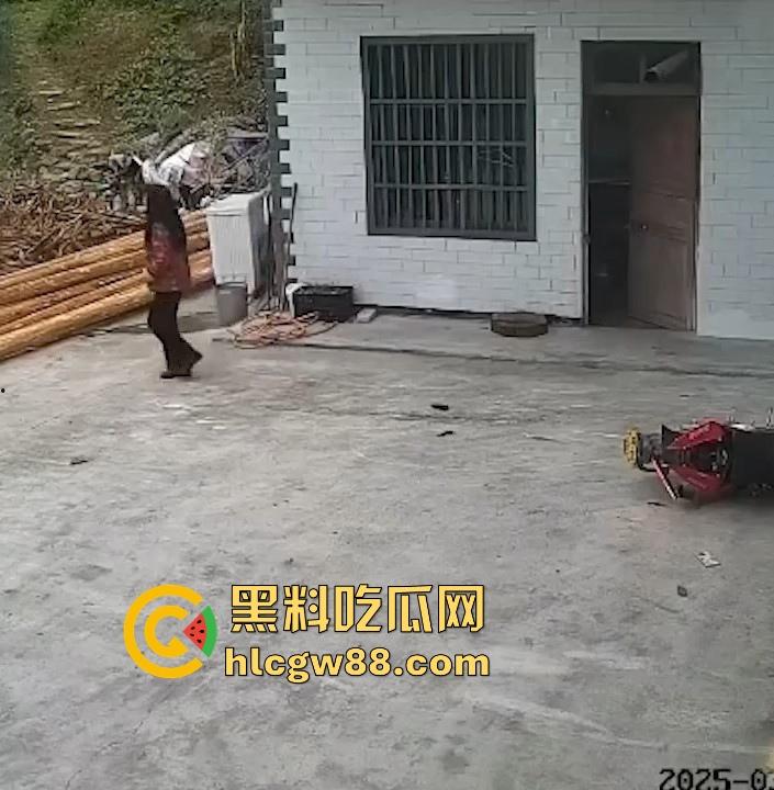 没煮你饭啊!你怎么就怎么就这么自来熟呀?飞车党直飞大爷家 坐等开饭 只见其车不见其人。