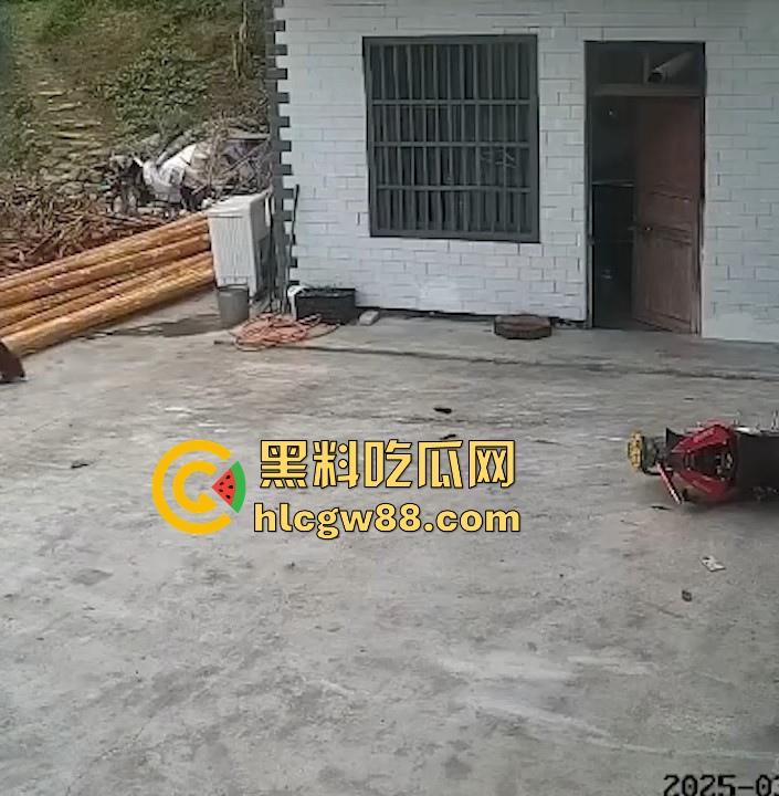 没煮你饭啊!你怎么就怎么就这么自来熟呀?飞车党直飞大爷家 坐等开饭 只见其车不见其人。