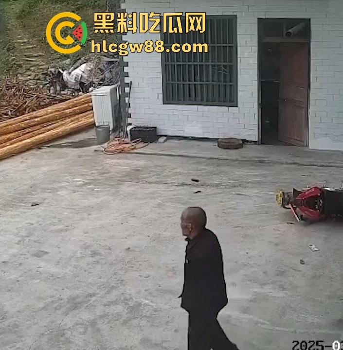 没煮你饭啊!你怎么就怎么就这么自来熟呀?飞车党直飞大爷家 坐等开饭 只见其车不见其人。