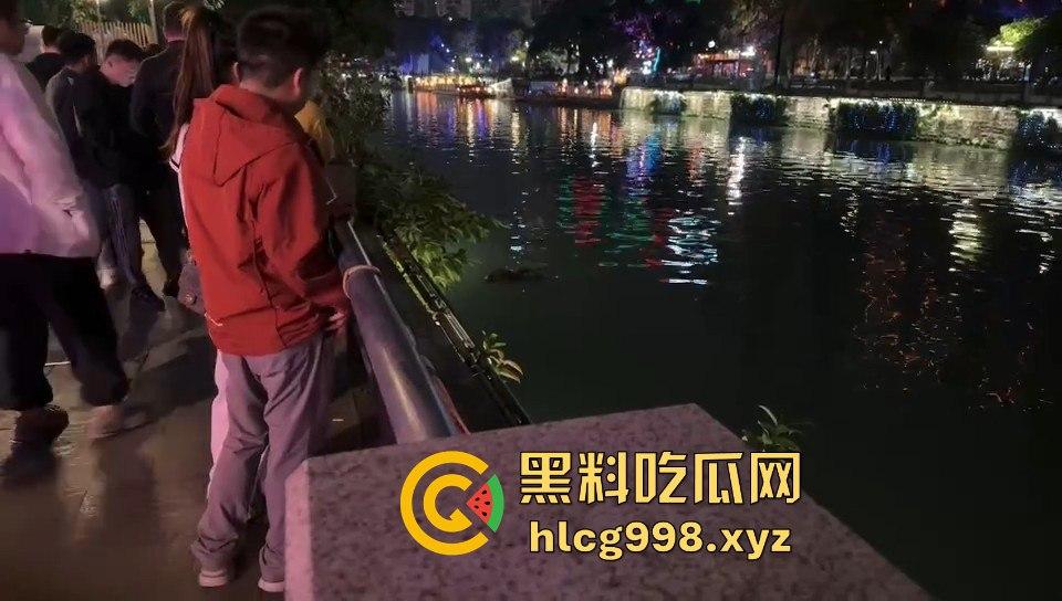 瓜友爆料!成都兰桂坊门口河里惊现浮尸,场面诡异引发热议!