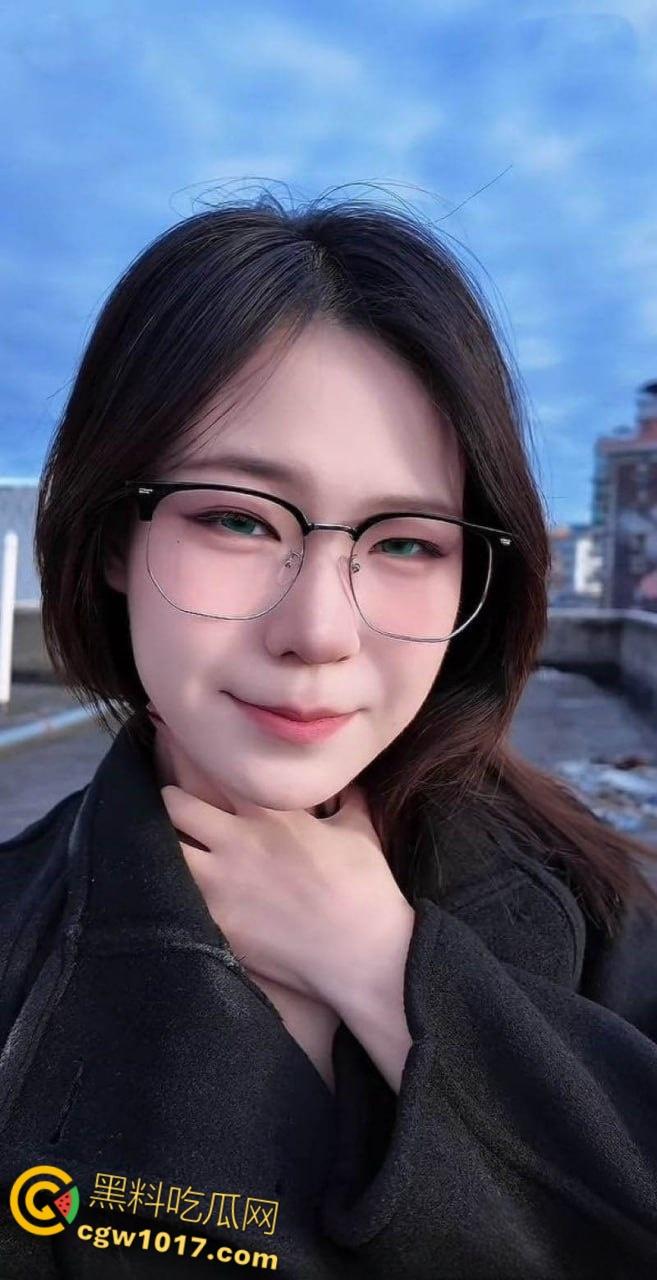 抖音网红【桃桃酱乖乖】大尺度视频泄漏,纤手捻粉嫩乳头硬挺晃荡,掰穴自慰咬唇娇喘奶香四溢!