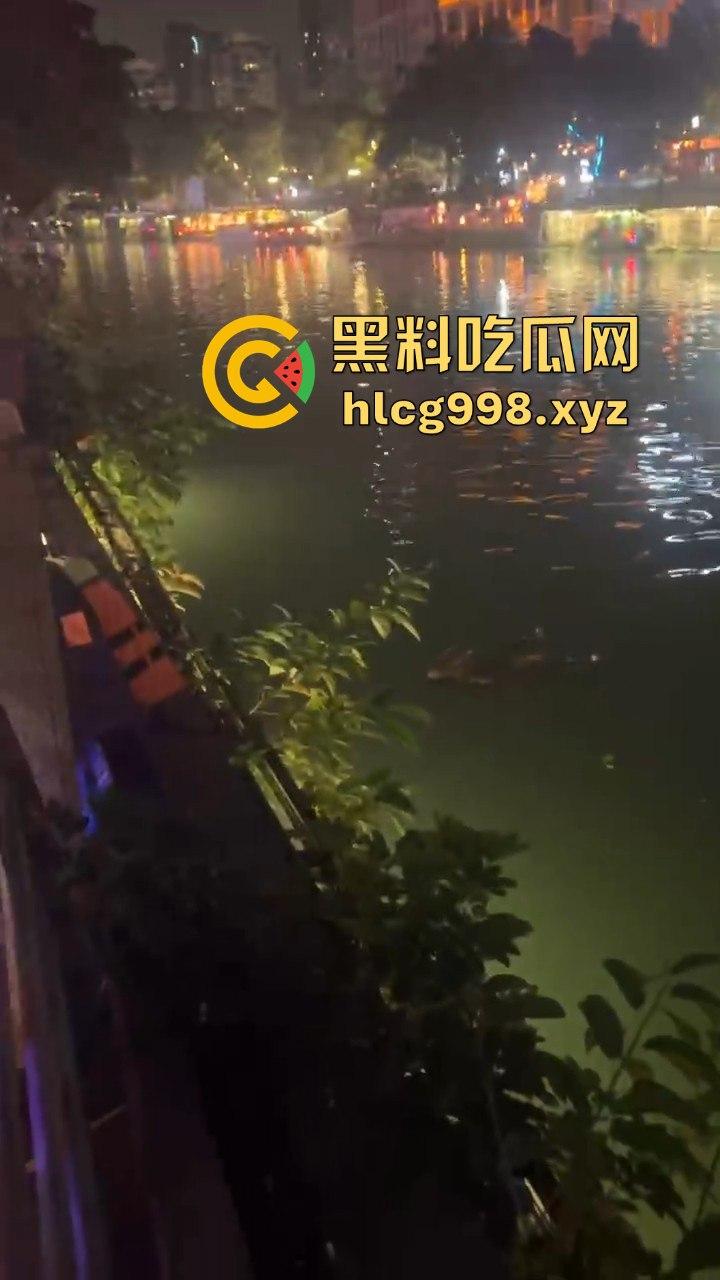 瓜友爆料!成都兰桂坊门口河里惊现浮尸,场面诡异引发热议!