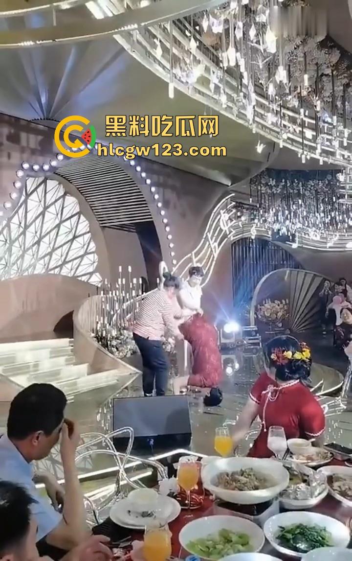 大妈的奇葩操作！儿子婚礼，大妈姐妹团舞台表演倒立舞蹈 在座的小年轻不懂 只是一味的鼓掌！
