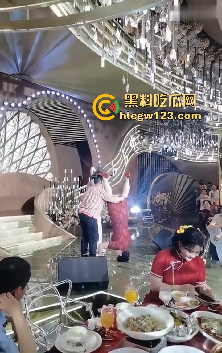 大妈的奇葩操作!儿子婚礼,大妈姐妹团舞台表演倒立舞蹈 在座的小年轻不懂 只是一味的鼓掌!
