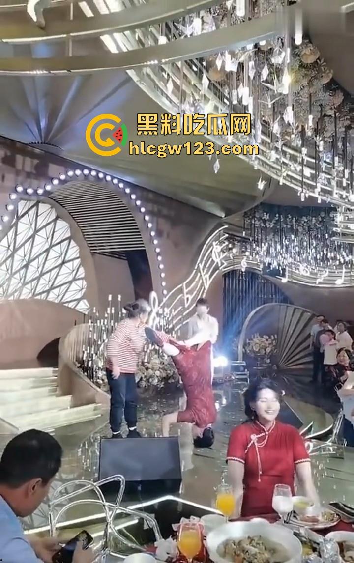 大妈的奇葩操作!儿子婚礼,大妈姐妹团舞台表演倒立舞蹈 在座的小年轻不懂 只是一味的鼓掌!