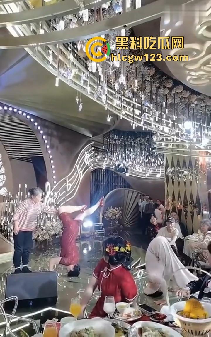 大妈的奇葩操作!儿子婚礼,大妈姐妹团舞台表演倒立舞蹈 在座的小年轻不懂 只是一味的鼓掌!