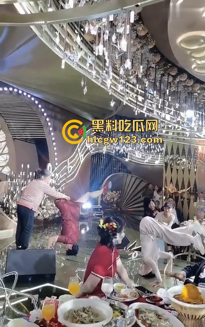 大妈的奇葩操作!儿子婚礼,大妈姐妹团舞台表演倒立舞蹈 在座的小年轻不懂 只是一味的鼓掌!