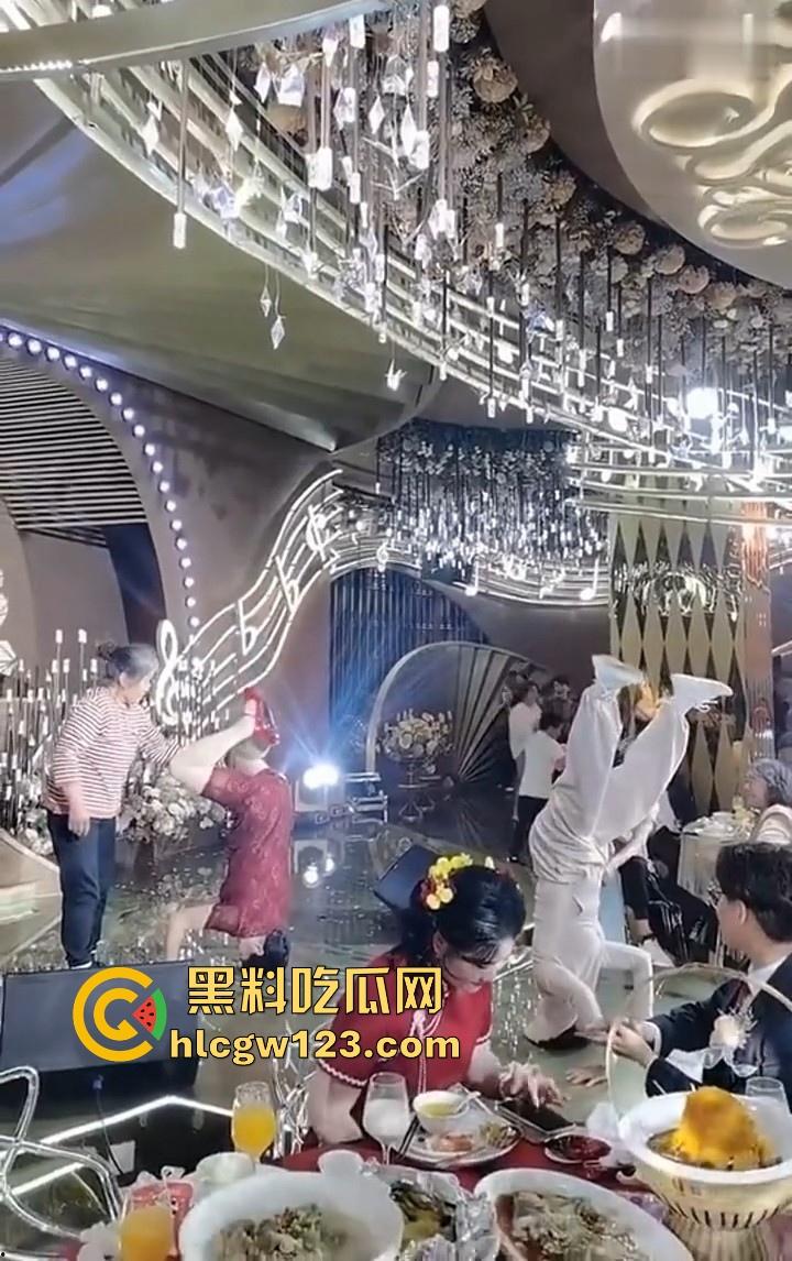 大妈的奇葩操作!儿子婚礼,大妈姐妹团舞台表演倒立舞蹈 在座的小年轻不懂 只是一味的鼓掌!