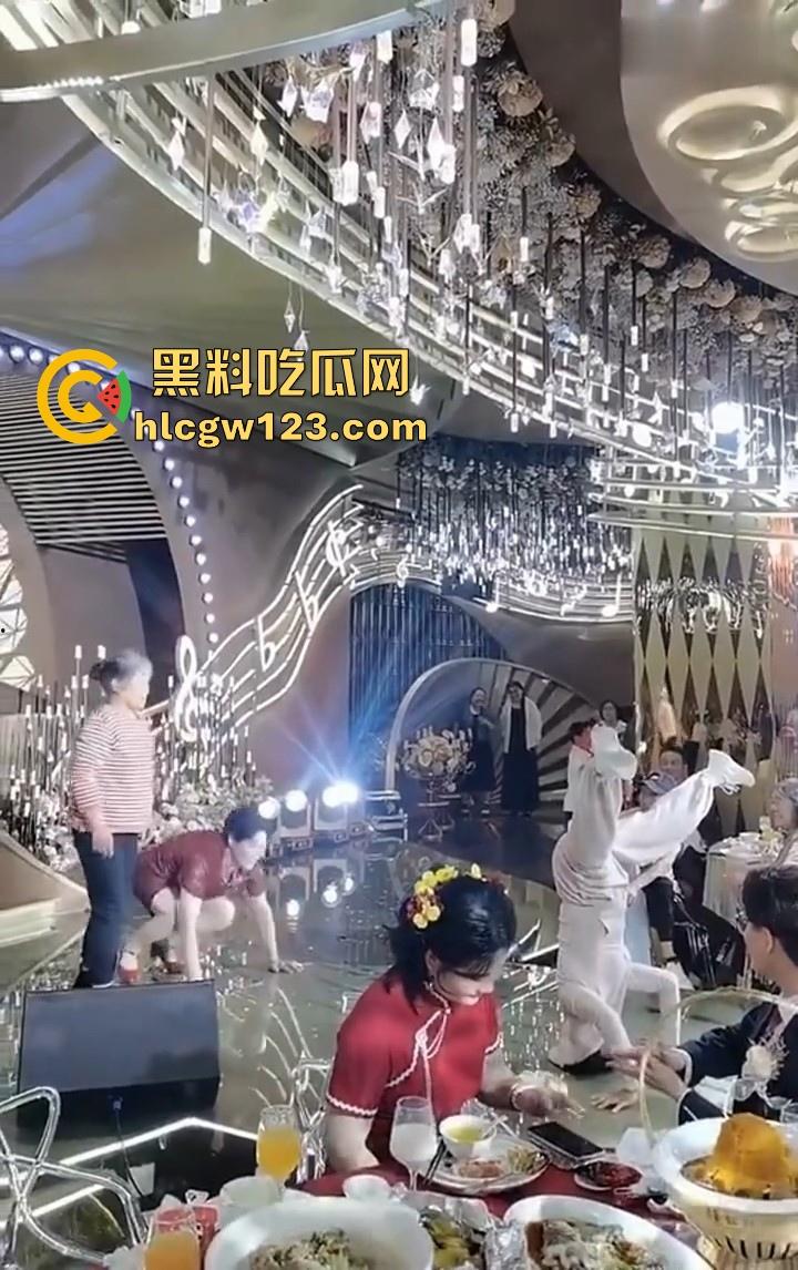 大妈的奇葩操作!儿子婚礼,大妈姐妹团舞台表演倒立舞蹈 在座的小年轻不懂 只是一味的鼓掌!