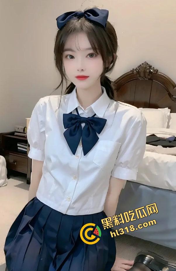 制服少女深夜骑行骚操作,街头大胆露出肉棒插共享单车坐垫自慰,假鸡巴插在体内骑车动作怪异引路人侧目!