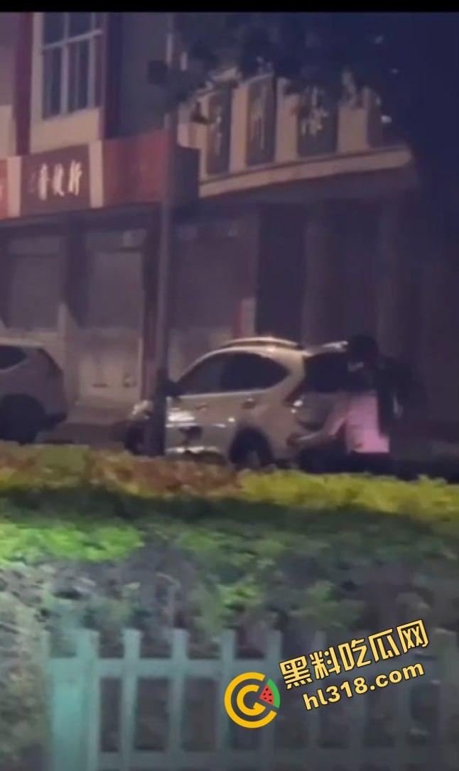 制服少女深夜骑行骚操作,街头大胆露出肉棒插共享单车坐垫自慰,假鸡巴插在体内骑车动作怪异引路人侧目!