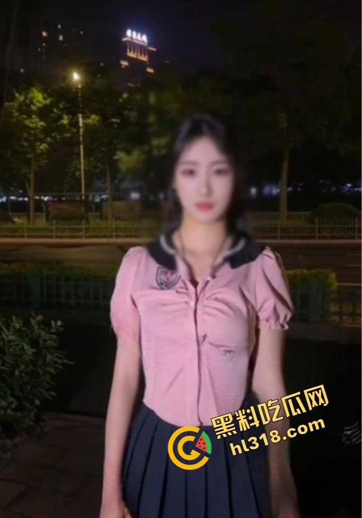 制服少女深夜骑行骚操作,街头大胆露出肉棒插共享单车坐垫自慰,假鸡巴插在体内骑车动作怪异引路人侧目!