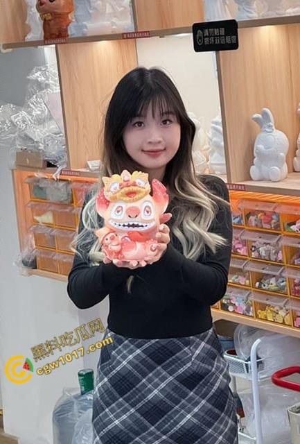 湖南长沙【黄梦瑶】酒店激战视频全网疯传,粉嫩鲍鱼爆裂求操,黑丝美腿缠腰疯狂交欢,刺激血脉偾张