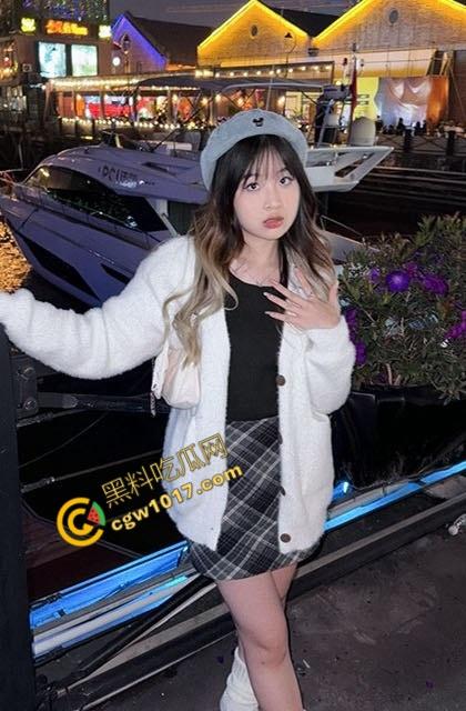 湖南长沙【黄梦瑶】酒店激战视频全网疯传,粉嫩鲍鱼爆裂求操,黑丝美腿缠腰疯狂交欢,刺激血脉偾张