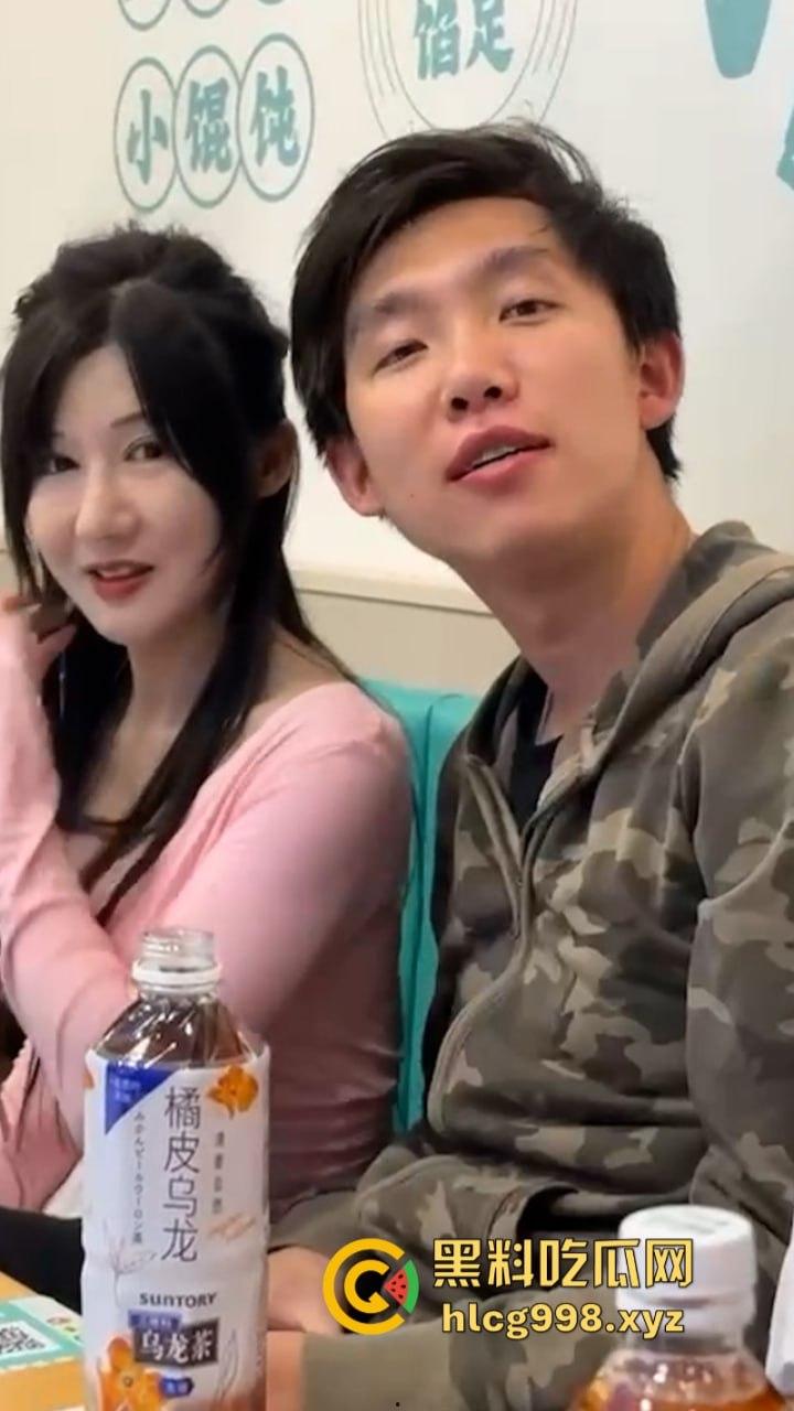 上海俩美女饭店打架下手忒狠 全然不知走光被偷拍 黑衣服这是奶子是真的吗？