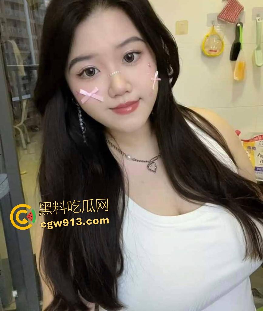 快手巨乳【小胖妹】,肥臀嫩鲍用粗手指插逼狂流水,穿着黑丝拍自己的奶子不嫌痛,这坦克是真耐造啊!