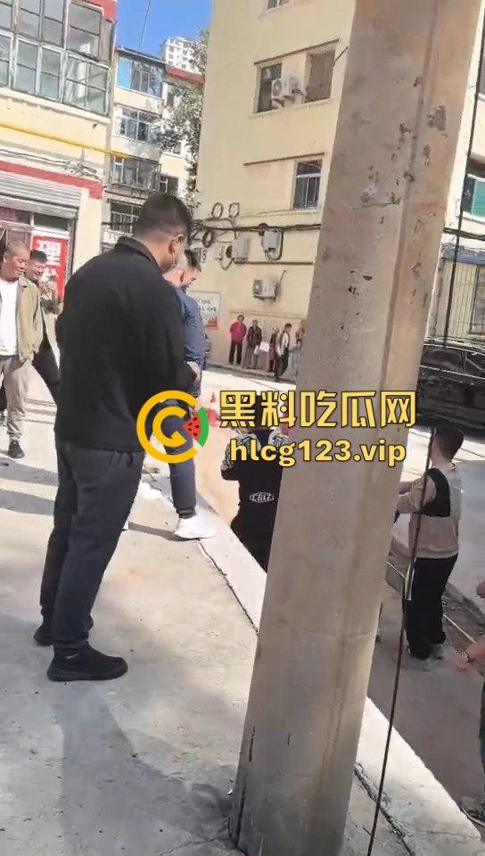 这婚礼花活儿真多！新娘被捆电线杆上，红丝全露出来了，谁教的捆绑束缚？