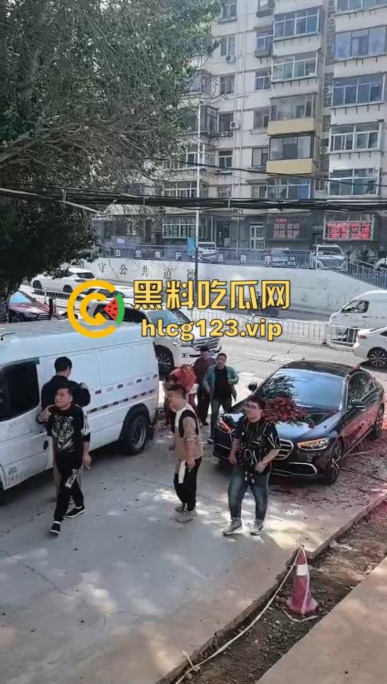 这婚礼花活儿真多!新娘被捆电线杆上,红丝全露出来了,谁教的捆绑束缚?