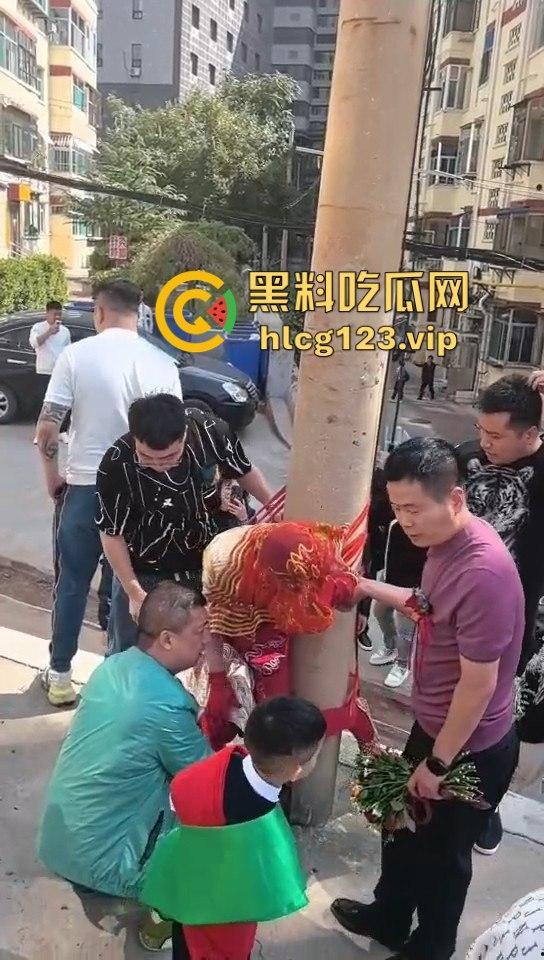 这婚礼花活儿真多!新娘被捆电线杆上,红丝全露出来了,谁教的捆绑束缚?