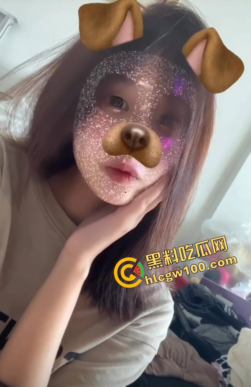 山西无锡职业纯欲反差骚鸡【戴玥】背着男友约炮酒吧单男，直插骚逼捏奶头！独家曝光流出！