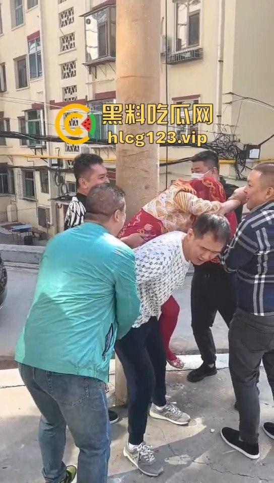 这婚礼花活儿真多!新娘被捆电线杆上,红丝全露出来了,谁教的捆绑束缚?